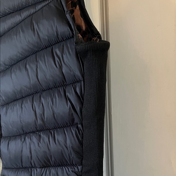 Elegant Black Quilted Vest with Animal Print Interior - Picture 4 of 6